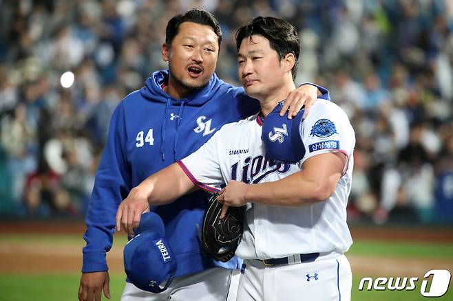 프로야구 삼성 라이온즈 오승환이 14일 오후 대구 삼성라이온즈파크에서 열린 '신한은행 SOL 2023 KBO리그' SSG 랜더스와 삼성 라이온즈의 경기에서 KBO리그 사상 첫 통산 400세이브를 달성한 뒤 권오준 코치의 축하를 받고 있다. 2023.10.14/뉴스1 ⓒ News1 공정식 기자