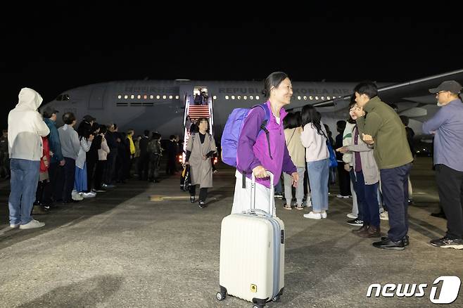 14일 밤 경기 성남 서울공항을 통해 귀국한 이스라엘 교민과 가족들이 KC-330(시그너스) 군 수송기에서 내리고 있다. 구조 인원은 우리 국민 163명과 일본인 51명, 싱가포르인 6명 등 총220이다. 2023.10.15/뉴스1 ⓒ News1 사진공동취재단