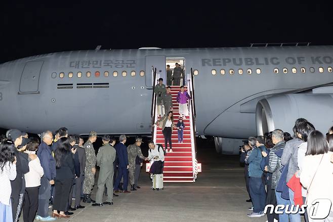 14일 밤 경기 성남 서울공항을 통해 귀국한 이스라엘 교민과 가족들이 KC-330(시그너스) 군 수송기에서 내리고 있다. 구조 인원은 우리 국민 163명과 일본인 51명, 싱가포르인 6명 등 총220이다. 2023.10.15/뉴스1 ⓒ News1 사진공동취재단