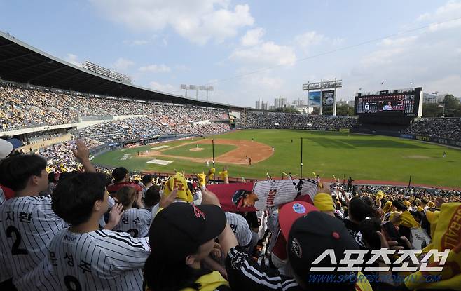 15일 서울잠실야구장에서 열린 두산과 LGA의 경기, 마지막 홈경기를 찾은 LG팬들이 응원전을 펼치고 있다.  잠실=최문영 기자deer@sportschosun.com /2023.10.15/