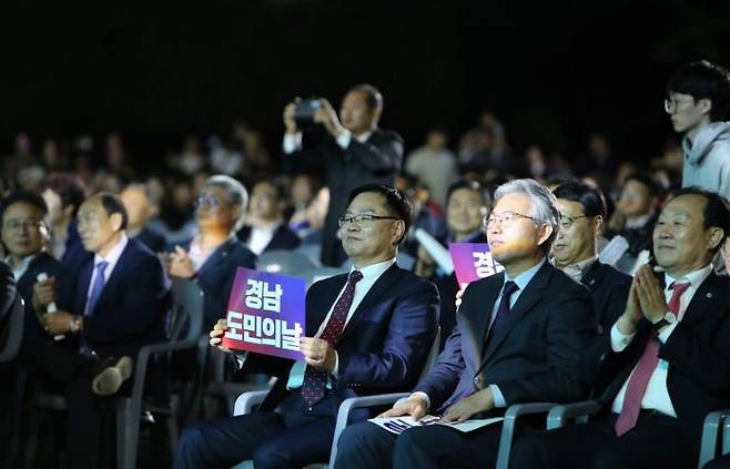 홍남표 경남 창원특례시장이 경남도민의 날 기념식에 참석해 축하공연을 즐기고 있다. [사진=이세령 기자]