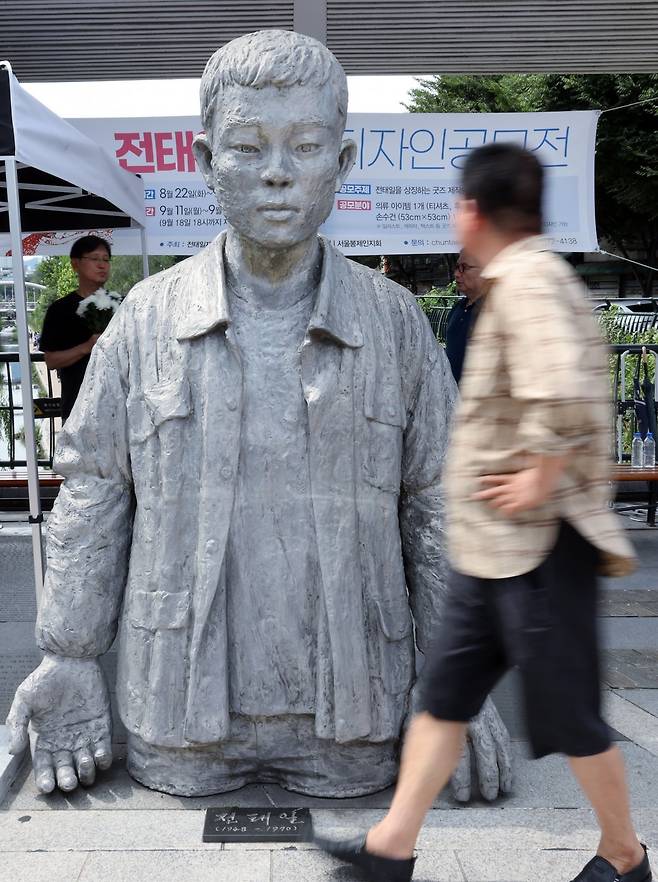 3일 오후 서울 종로구 전태일다리 위에 설치된 전태일 동상 앞으로 한 시민이 지나고 있다. 뉴스1