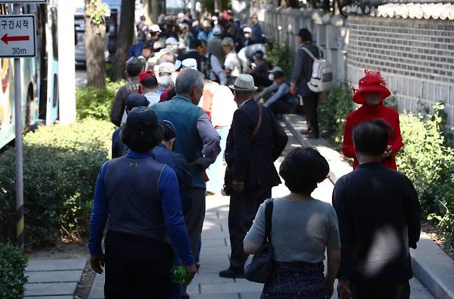 15일 보험연구원은 새로운 치매치료제 개발이 보험사들의 손해율을 높일 것이라고 예측했다. 이에 수익성 악화 예방을 위한 상품 보장 담보 개선이 필요하다고 조언했다. 사진=뉴스1화상