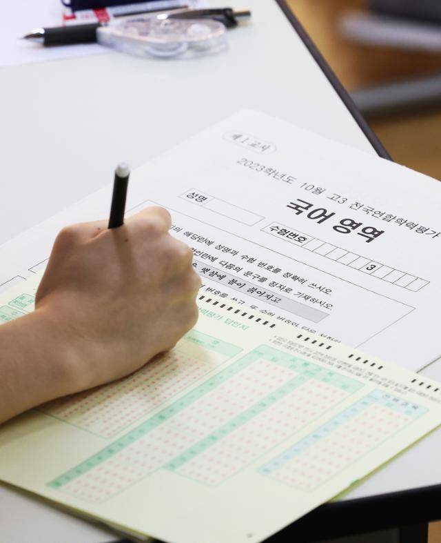 2023학년도 10월 고3 전국연합학력평가가 실시된 12일 오전 경기 수원시 팔달구 수원여자고등학교에서 3학년 학생들이 답안지에 이름을 적고 있다. 연합뉴스