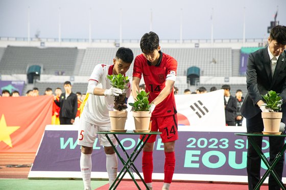 EOU컵 U-18 국제축구대회에서 한국이 우승하며 초대 챔피언에 올랐다. 경기 후 시상식에 앞서 기념 식수를 함께 하는 한국과 베트남 선수들. 사진 EOU컵조직위원회