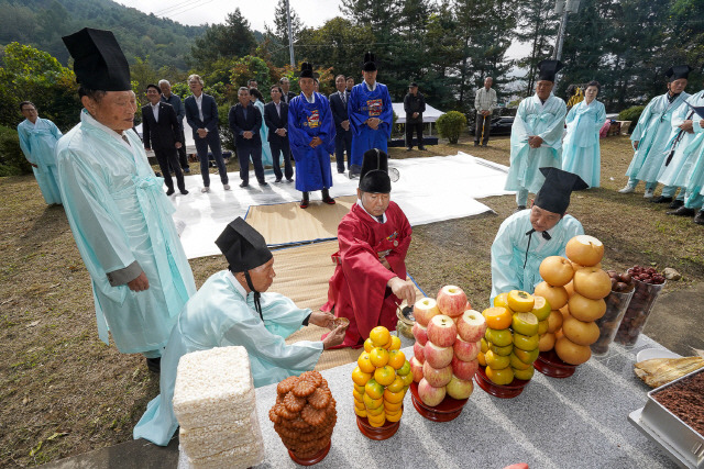 ▲ 양구군민의 대화합 축제인 ‘제38회 양록제’가 지난 12~14일 종합운동장 등에서 성황리에 열렸다. 제38회 양록제 양록제례가 지난 13일 양록제단에서 초헌관 서흥원 군수, 아헌관 박귀남 군의장, 종헌관 손병진 양구문화원장이 참석한 가운데 봉행됐다.