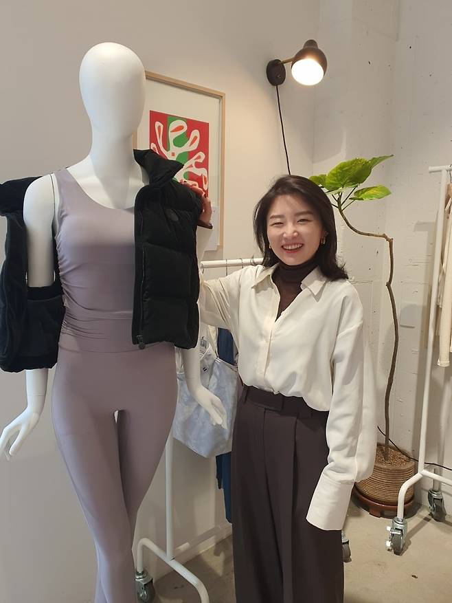 김슬아 PSM팀(제품기획팀) 과장이 인피니티 핏 레깅스를 홍보하고 있다. 윤현주 기자