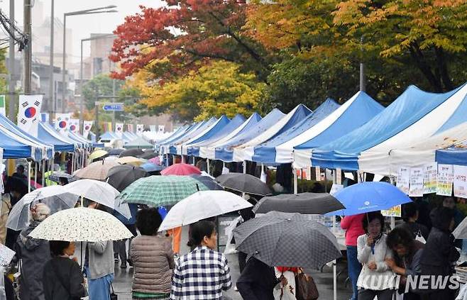 14일 단풍이 곱게 물들기 시작한 성북동주민센터 건너편 차없는 거리에서 가을비가 내리는 가운데 '3종교 사랑나눔 연합바자회’가 펼쳐졌다.