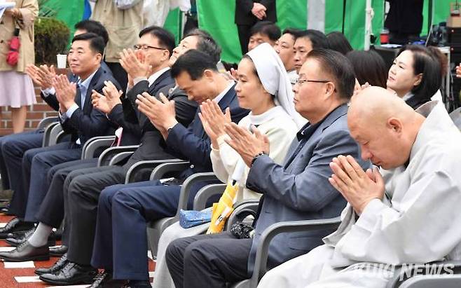 길상사, 덕수교회는 성북동성당은 부처님오신 날에는 교회와 성당 인근에 부처님오신 날 축하 현수막을, 성탄절에는 절 앞에 성탄 축하 현수막을 내걸며 지역에 화합과 사랑의 의미를 전파하고 있다.