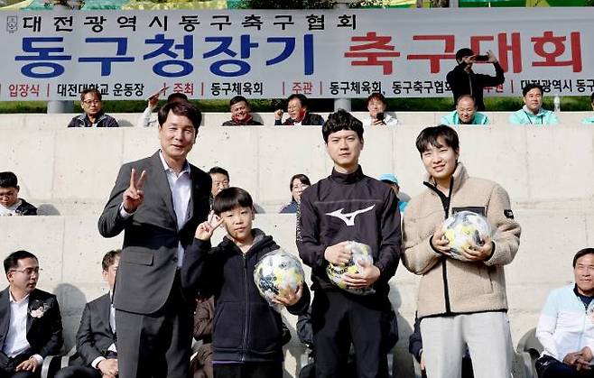 이상래 대전시의회의장이 15일 대전대 종합운동장에서 열린 축구대회에 참석해 참가자들과 기념촬영을 하고 있다.대전시의회