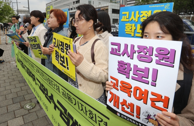 전희영 전국교직원노조 위원장이 지난 4월 25일 서울 용산구 대통령실 앞에서 열린 중장기 교원수급계획 규탄 기자회견에서 교사 정원 확보를 촉구하며 발언하고 있다. 연합뉴스.