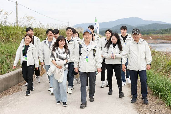 13일 김윤 삼양그룹 회장(가운데)이 임직원들과 함께 해리염전 일대를 걷고 있다. <삼양그룹>