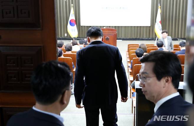 [서울=뉴시스] 이영환 기자 = 김기현 국민의힘 대표가 15일 오후 서울 여의도 국회에서 열린 비공개 의원총회에 참석하고 있다. 2023.10.15. 20hwan@newsis.com