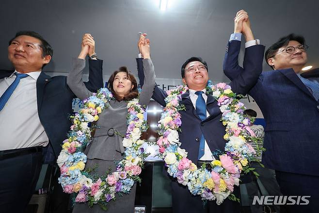 [서울=뉴시스] 김선웅 기자 = 강서구청장 보궐선거 당선이 확실시 된 진교훈 더불어민주당 후보가 11일 서울 강서구 소재 선거캠프에서 꽃목걸이를 목에 걸고 기뻐하고 있다. (공동취재사진) 2023.10.11. photo@newsis.com