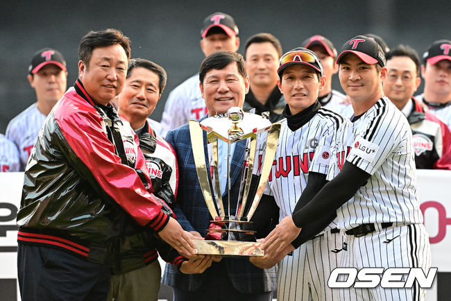 [OSEN=잠실, 지형준 기자]LG 차명석 단장, 김인석 대표이사, KBO 허구연 총재, LG 염경엽 감독, 오지환이 정규시즌 우승 트로피 들고 포즈를 취하고 있다. 2023.10.15 /jpnews@osen.co.kr