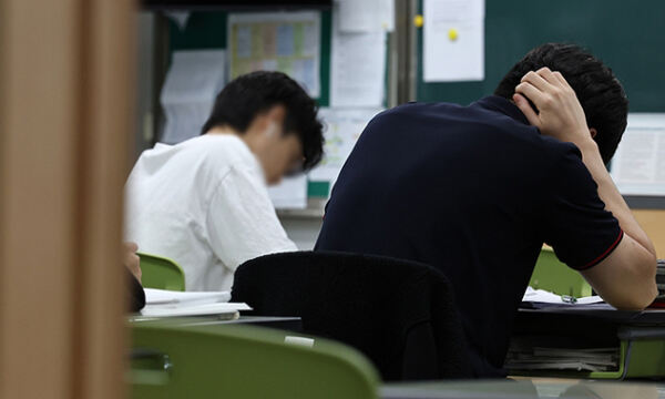 서울의 한 고등학교 3학년 교실에서 학생들이 공부를 하고 있다. 연합뉴스