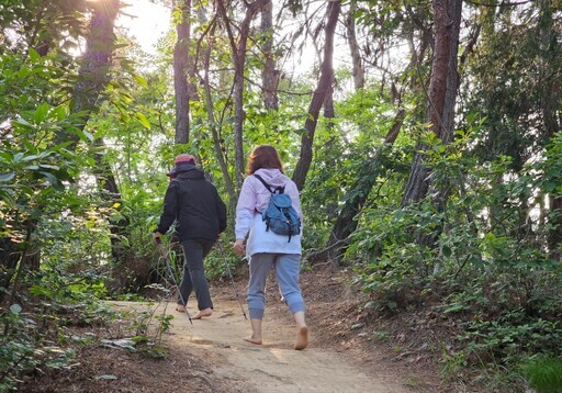 울산 중구 황방산을 찾은 시민들이 맨발로 황토 등산로를 걷고 있다. 울산 중구 제공