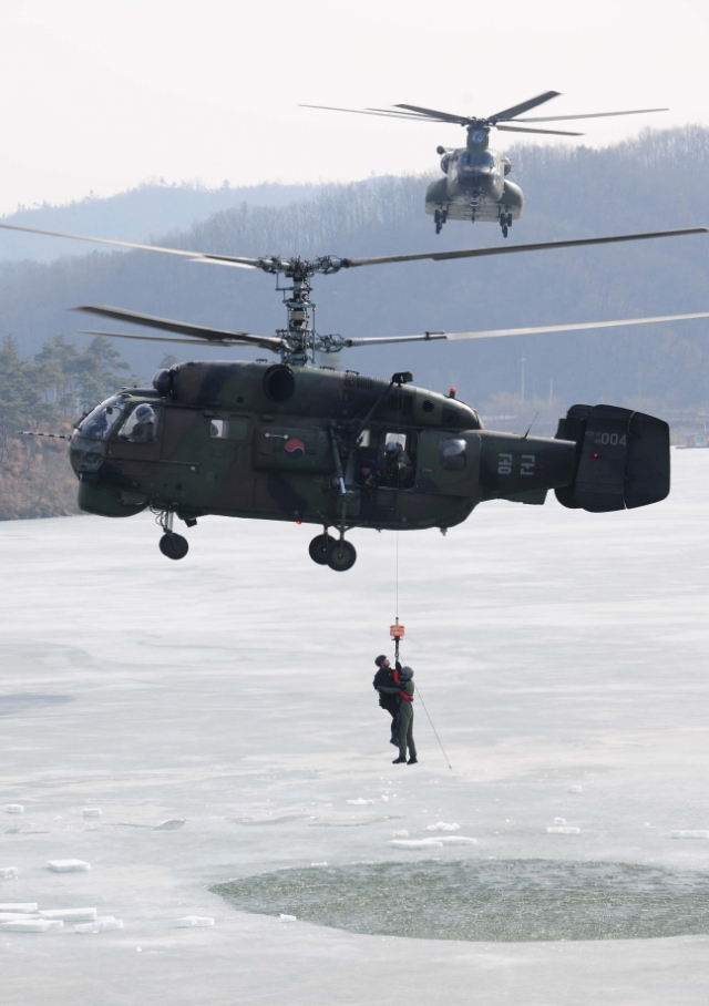 공군 제6탐색구조비행전대 235비행대대 소속 ‘HH-32’ 탐색구조헬기가 조종사를 구조하는 훈련을 실시하고 있다. 사진 제공=공군