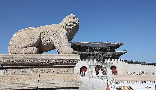 광화문 월대 앞 우뚝 선 해치 (서울=연합뉴스) 최재구 기자 = 오는 15일 복원공사를 마치고 공개되는 서울 광화문 앞 월대 전면에 해치가 놓여 있다. 2023.10.11 jjaeck9@yna.co.kr
