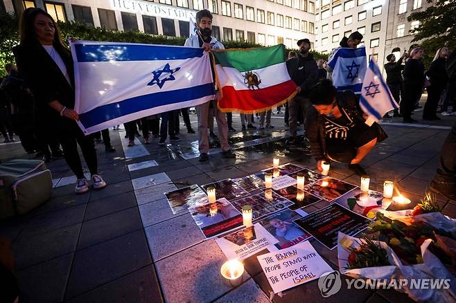 이스라엘·이란 국기 든 이스라엘 지지 시위대 (스톡홀름 AFP=연합뉴스) 팔레스타인 무장 정파 하마스의 기습 공격을 받은 이스라엘을 지지하는 시위가 11일(현지시간) 스웨덴 스톡홀름에서 열린 가운데 참가자들이 이스라엘 국기와 이란 국기(가운데)를 들고 있다. 전날 이란 최고지도자 아야톨라 세예드 알리 하메네이는 이란이 하마스의 이스라엘 공격 배후라는 의혹을 부인했다. 2023.10.12 besthope@yna.co.kr