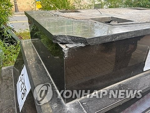 또 훼손된 정율성흉상 (광주=연합뉴스) 14일 오전 광주 남구 정율성로에 있는 정율성흉상이 훼손돼 있다. 2023.10.14 [광주 남구청 제공. 재판매 및 DB 금지] daum@yna.co.kr