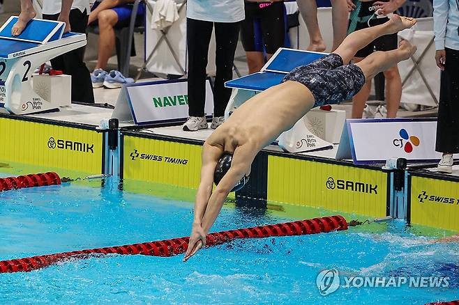 황선우 '금메달 사냥 스타트!' (목포=연합뉴스) 서대연 기자 = 15일 오후 전남 목포실내수영장에서 열린 제104회 전국체육대회 수영 남자 일반부 계영 800ｍ 결승에서 강원도청 마지막 주자 황선우가 스타트하고 있다. 
    강원도청은 이날 경기에서 7분18초42의 기록으로 우승을 차지했다. 2023.10.15 dwise@yna.co.kr