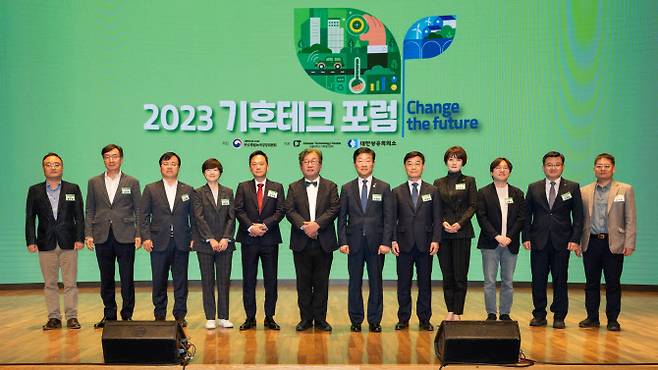 16일 서울 중구 상의회관에서 열린 2023 기후테크 포럼에서 우태희 대한상의 상근부회장(오른쪽 여섯 번째)과 김상협 2050탄소중립녹색성장위원회 공동위원장(왼쪽 여섯 번째), 정수종 서울대 기후테크센터장(왼쪽 다섯 번째)이 참석자들과 기념 촬영하고 있다.(사진=대한상의)