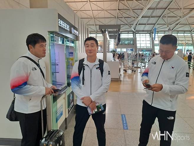 지난 아시안게임 당시 출국 전의 이종열 단장(사진 중앙). 정대현 코치(사진 좌), 장종훈 코치(사진 우)와 함께 류중일 감독을 보필했다. 사진ⓒ김현희 기자