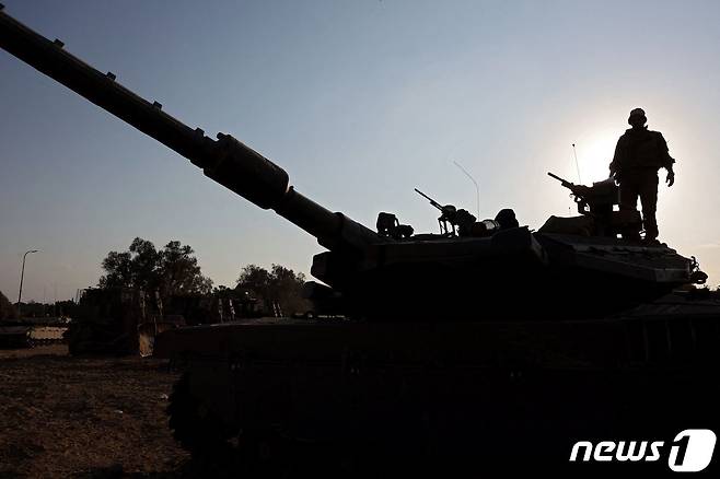 석양에 탱크 위에 올라선 한 이스라엘 군인. 2023.10.15 ⓒ AFP=뉴스1 ⓒ News1 우동명 기자