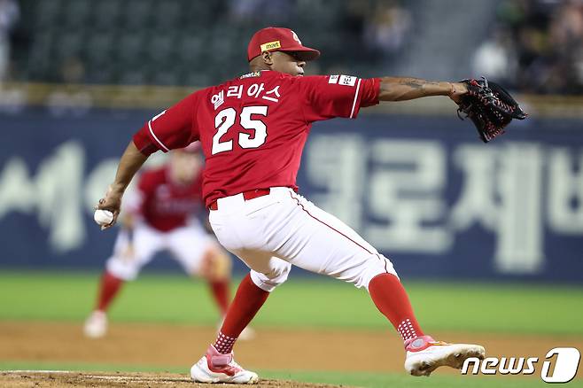 16일 서울 송파구 잠실야구장에서 열린 프로야구 '2023 신한 SOL KBO리그' SSG 랜더스와 두산 베어스의 경기, 1회말 SSG 선발 엘리아스가 역투하고 있다. 2023.10.16/뉴스1 ⓒ News1 유승관 기자