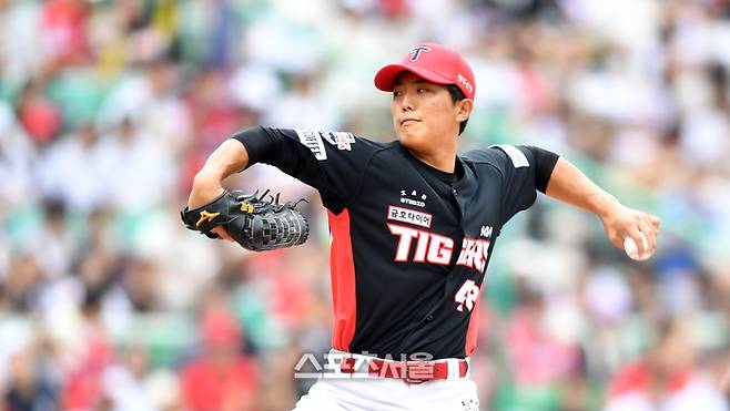 KIA 좌완투수 이의리가 인천SSG랜더스필드에서 열린 2023 프로야구 SSG랜더스와 KIA타이거즈의 경기에서 역투하고 있다. 강영조기자 kanjo@sportsseoul.com