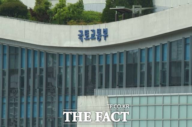 국토교통부가 '주택공급 활성화 방안'을 위해 8개 법령과 훈령을 입법, 행정예고한다고 16일 밝혔다. 세종시 국토교통부 전경. /더팩트 DB