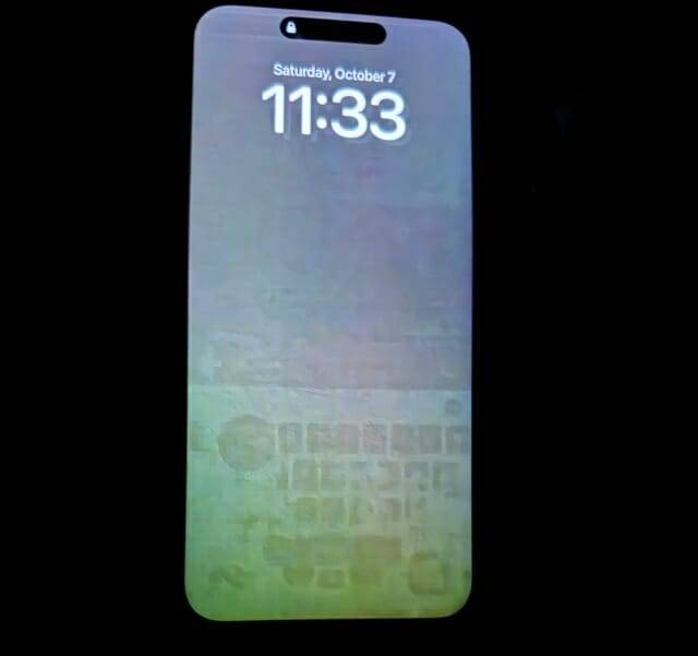 일부 아이폰15 프로 맥스에서 화면 번인 현상이 보고되고 있다. (사진=엑스@tarunvats33, 레딧 사용자 @grantg900)