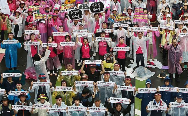 민노총을 비롯한 전국농민회총연맹, 시민사회단체 등 참석자들이 7월 15일 오후 서울 종로구 경복궁역 인근에서 열린 ‘윤석열 정권 퇴진 7.15 범국민대회’에서 구호를 외치고 있다. /뉴스1