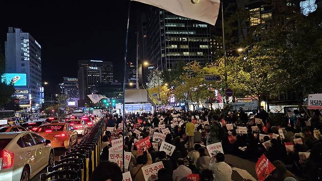 16일 오후 7시 30분부터 서울 중구 숭례문에서 시청역까지 이어지는 600여m 거리의 세종대로 구간에서 천주교정의구현전국사제단이 시국미사를 열고 있다. /조재현 기자