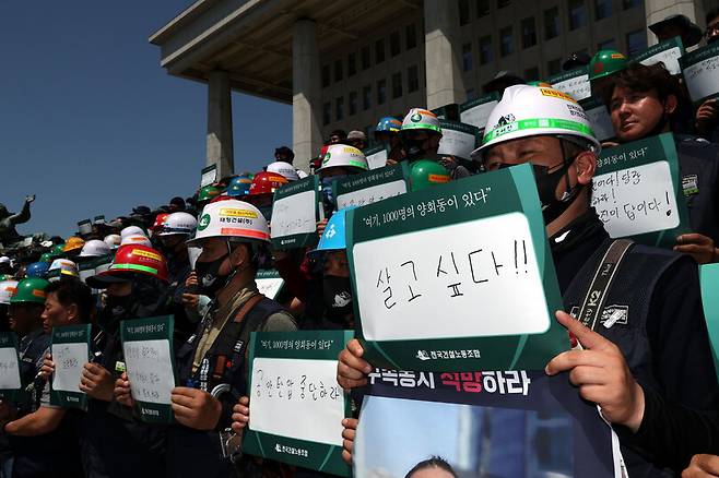 전국건설노동조합 조합원들이 2023년 5월25일 국회 본청 앞 계단에서 건설노동자 탄압 중단 기자회견을 열고 있다. 한겨레 김봉규 선임기자