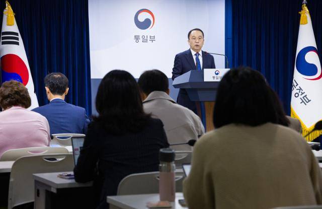구병삼 통일부 대변인이 13일 서울 종로구 정부서울청사에서 열린 브리핑에서 최근 민간단체가 제기한 재중 탈북자 북송과 관련해 발표하고 있다. 구 대변인은 "다수의 북한 주민이 중국 동북 3성 지역에서 북한으로 송환된 것은 사실인 것으로 보이며 그중 탈북민, 환자, 범죄자 등 누가 얼마나 포함되었는지는 정확히 확인할 수 없다"고 밝혔다. 연합뉴스