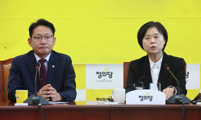 이정미 정의당 대표가 16일 국회에서 열린 상무집행위원회에서 발언하고 있다. 왼쪽은 배진교 원내대표. 연합뉴스