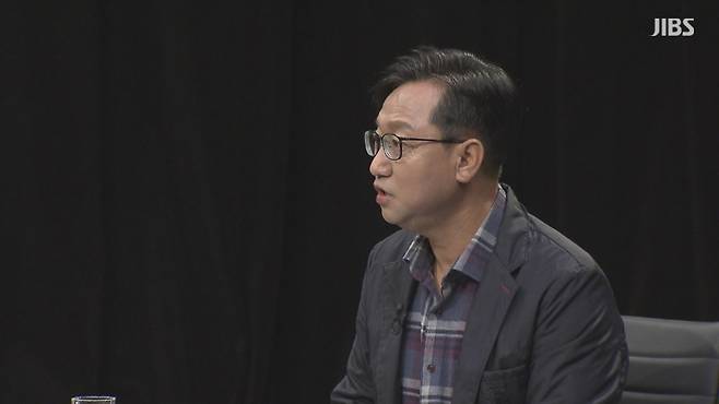 강호진 제주대안연구공동체 공공정책센터장이 JIBS 특집토론 '지역현안 도민에게 듣는다 경청'에서 발언하는 모습  (촬영, 윤인수 기자)