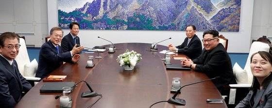 2018년 4월27일 당시 문재인 대통령이 판문점 평화의집에서 열린 남북정상회담에서 환담하고 있다.   왼쪽부터 시계방향으로 서훈 국가정보원장, 문 대통령, 임종석 대통령 비서실장, 북한 김영철 당중앙위원회 부위원장, 김정은 국무위원장, 김여정 당중앙위원회 제1부부장. [연합뉴스]