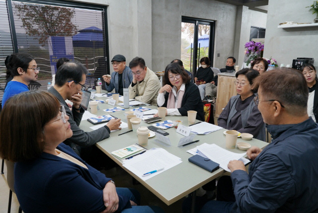 ▲ 지난 14일 도서출판 산책에서 ‘우리시대 책 파보기’ 토론회가 열렸다.