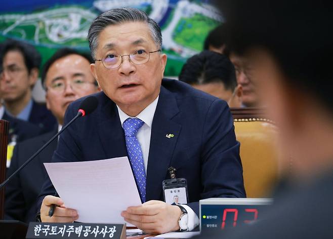 이한준 한국토지주택공사 사장이 16일 국회에서 열린 국토교통위원회 국정감사에서 의원 질의에 답하고 있다. 연합