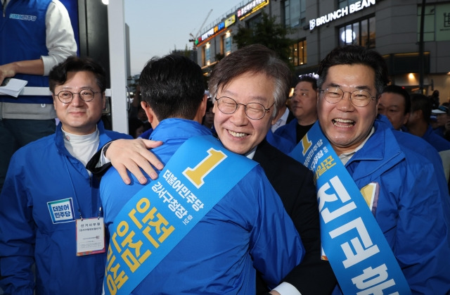 이재명 더불어민주당 대표가 지난 9일 서울 강서구 발산역 인근에서 강서구청장 보궐선거 진교훈 후보 지원 유세 중 의원들과 인사하고 있다. 연합뉴스