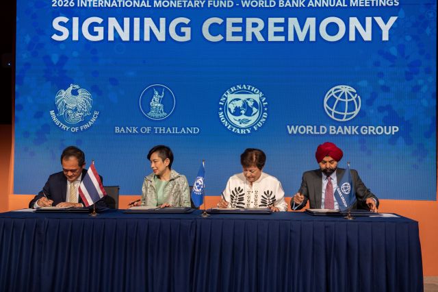 크리스탈리나 게오르기에바 국제통화기금(IMF) 총재(왼쪽 세번째) 등 참석자들이 15일(현지시간) 모로코 마라케시에서 열린 국제통화기금(IMF) 및 세계은행 연차총회에서 차기 회의 개최를 위한 서명식에 참석하고 있다. EPA연합뉴스