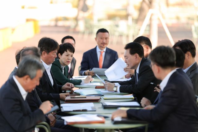 윤석열 대통령이 16일 서울 용산 분수정원에서 수석비서관회의를 주재하고 있다. 연합뉴스