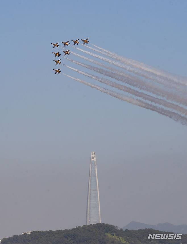 [성남=뉴시스] 황준선 기자 = 16일 경기 성남시 서울공항에서 열린 국내 최대 항공우주·방위산업 전시회 ‘서울 아덱스(ADEX) 2023’ 프레스 데이에서 공군 블랙이글스 팀이 화려한 에어쇼를 선보이고 있다. 2023.10.16. hwang@newsis.com