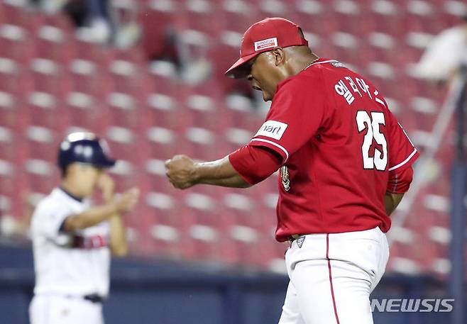 [서울=뉴시스] 김진아 기자 = 14일 서울 잠실야구장에서 열린 2023 KBO 리그 SSG 랜더스 대 두산 베어스 경기, 8회말 2사 1,2루 SSG 엘리아스가 두산 김재호가 중견수 플라이 아웃되면서 무실점으로 이닝을 끝내자 기뻐하고 있다. 2023.09.14. bluesoda@newsis.com