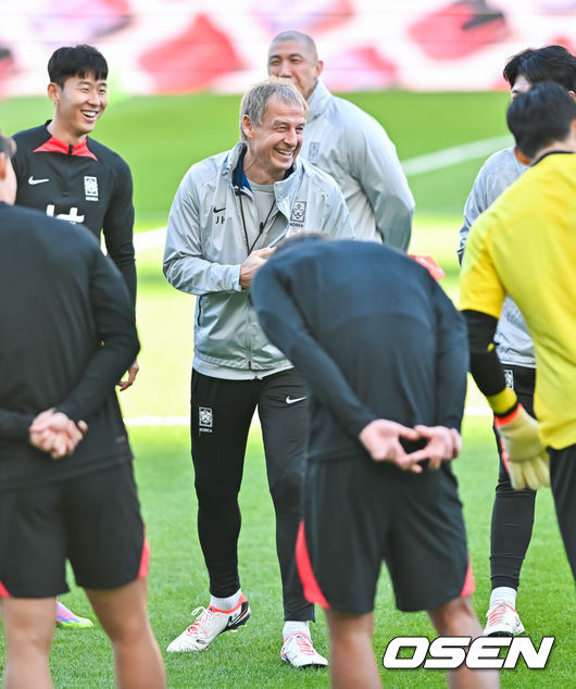 [OSEN=수원, 박준형 기자] 위르겐 클린스만 감독이 이끄는 대한민국 축구 국가대표팀이 16일 오후 수원월드컵경기장에서 베트남과의 평가전을 앞두고 공식 훈련을 가졌다. 클린스만 감독이 선수들과 미팅을 갖고 있다.   2023.10.16 / soul1014@osen.co.kr