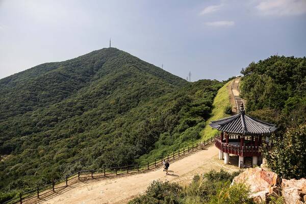 팔각정부터 계양산 정상까지 이어지는 능선 모습.
