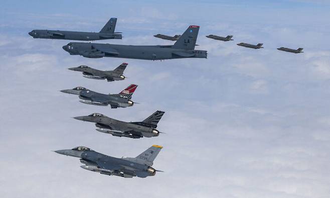 한반도 상공에서 우리측 F-35A 전투기와 미측 B-52H 전략폭격기, F-16 전투기가 훈련에 임하고 있다. 공군 제공